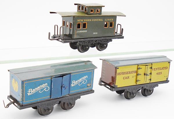 3 KBN FREIGHT CARS: O ga, litho tin, 1046 NYC caboose, Bananen box car, missing 1 door handle, 4125 refrigerator car, C6-8.