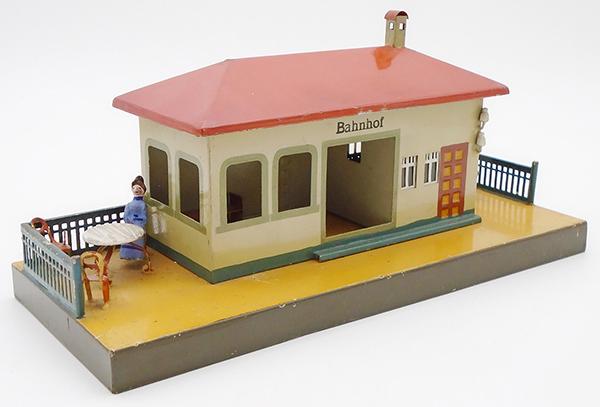 MARKLIN 2030 COUNTRY BAHNHOF: O ga, handpainted tin, 12 1/2 x 5 in, w/1 orig figure, C7.
