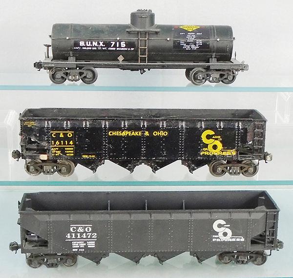 3 LIONEL SCALE FREIGHT CARS (1 of 2)