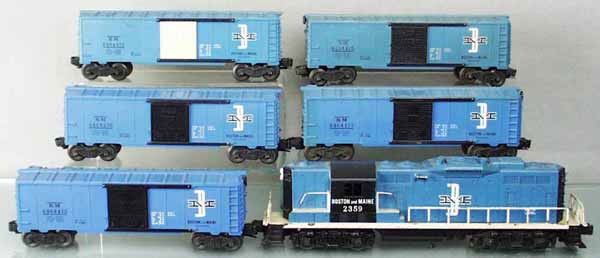 LIONEL B&M TRAIN SET: O ga, 2359 B&M GP9 diesel, 5 #6464-475 B&M box cars, cars have chipped steps, C5-6.