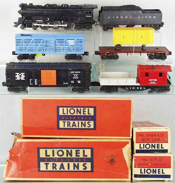 LIONEL TRAIN SET: O ga, 2065 loco, cowcatcher has bent step, 2046W tender, small melt mark, 3376 Bronx Zoo, 6405 flat w/trailer, 1 step glued, 6464-425 NH box car, 6119-25 work caboose, 4 orig boxes only, 2 rough, C6-8