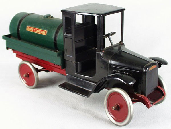 BUDDY L 206B STREET SPRINKLER TRUCK: painted pressed steel, 26" long, restored, C7-8.