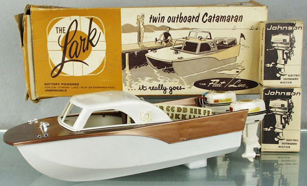 K&O FLEET LINE 880 LARK CATAMARAN BOAT: plastic, missing cabin horn, light & windscreen, battery operated, not tested, 12" long, w/decal sheet, 2 #43 Johnson Outboard Motors, orig boxes minor wear, C7-8.