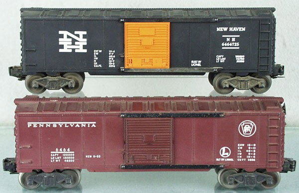2 LIONEL 6464 BOX CARS: O ga, 6464-725 New Haven, 3rd version, 6464-200 PRR, 1st version, steps have paint chips, catwalks dented, C6.