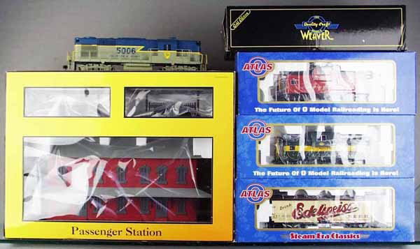 TRAIN LOT: O ga, Weaver 1408-S Alco diesel, 2-rail, Atlas 7613-2, 7705-2 & 7625-1 freight cars, MTH 30-9014 passenger station & platforms, orig boxes minor wear, C7-9.