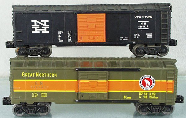 2 LIONEL 6464 BOX CARS: O ga, 6464-425 New Haven, 2nd version, steps chipped, 6464-450 Great Northern, 3rd version, C5-6.