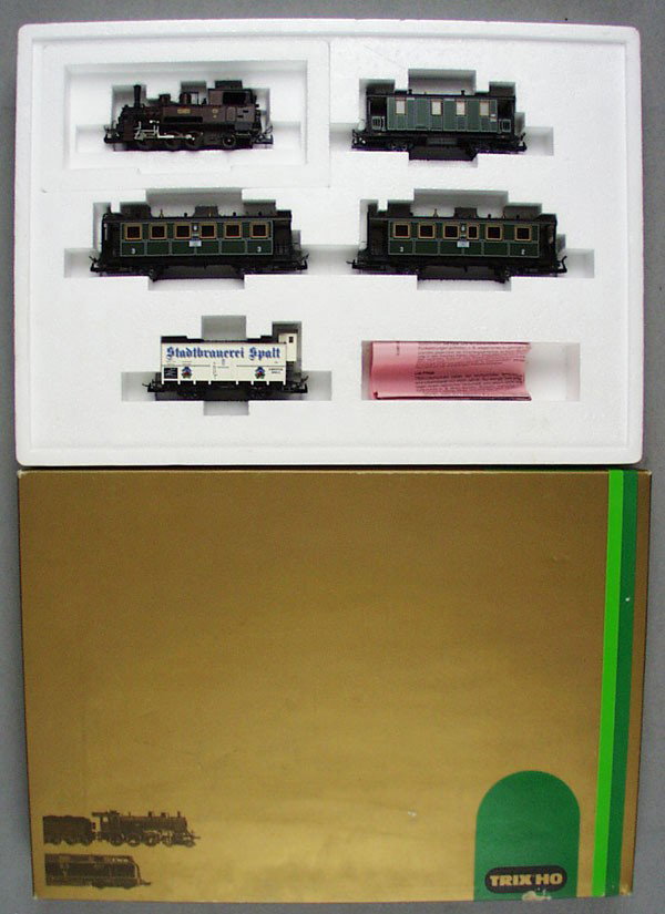 TRIX 21229 GERMAN PASSENGER SET: HO ga, tank loco w/4 cars, orig box & insert, C9-10.