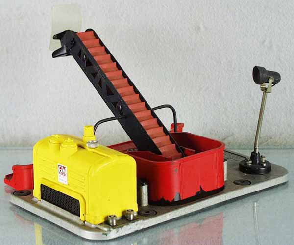 LIONEL 397 COAL LOADER: O ga, yellow generator cover, GM decal replaced w/sticker, yard light bent, vase broken, C5.