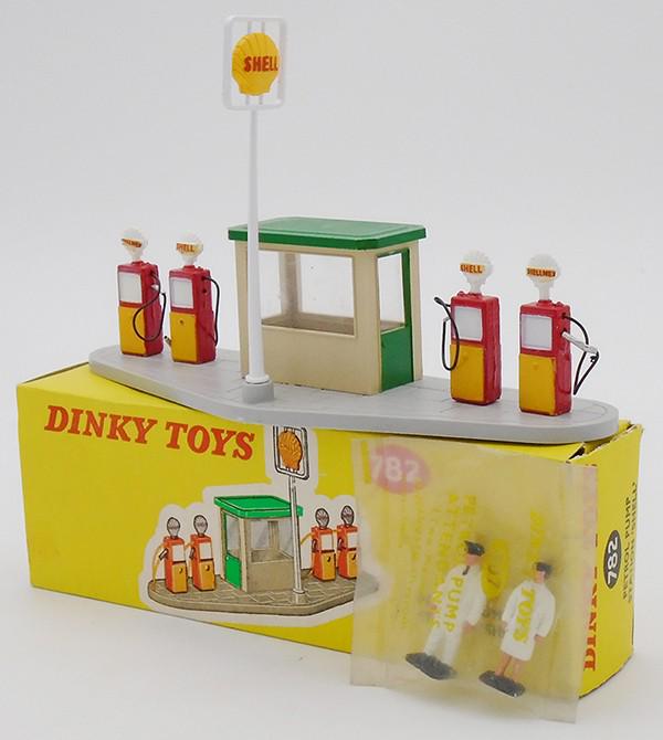 DINKY 782 SHELL PETROL PUMP STATION (1 of 2)