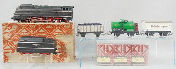 MARKLIN TRAIN SET: HO ga, SK800 loco & tender, orig box worn, 00100 3-car set, orig box, minor wear, C7-9.