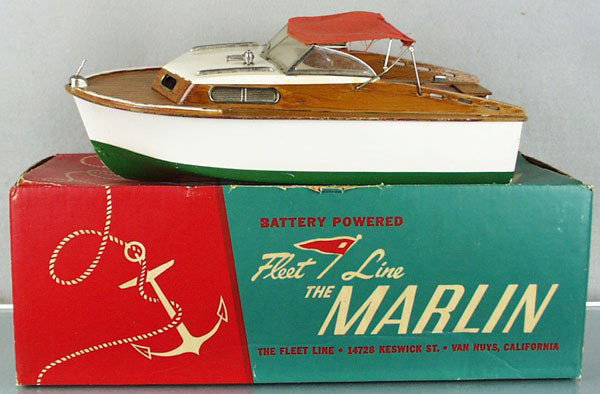 FLEETLINE K&O 551 MARLIN SPEED BOAT: plastic & wood, 15" long, missing flag stantion, paint chip on top, paint worn on hull, orig box some wear, C5.