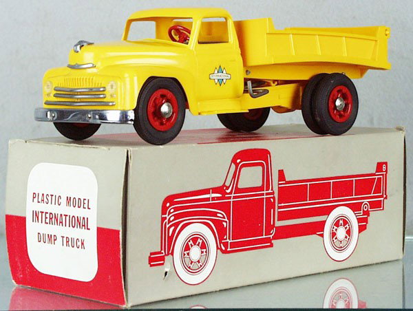 PMC 1950 INTERNATIONAL DUMP TRUCK PROMO: yellow, rear hinge of bed broken because of body warp, orig box minor wear, C8.