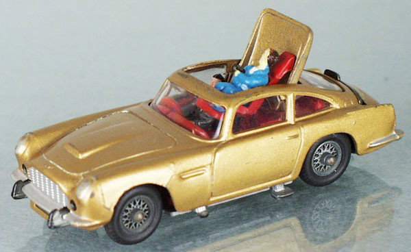 CORGI 261 JAMES BOND ASTON MARTIN: roof doesn't close completely, bullet-proof shield jammed, C6.