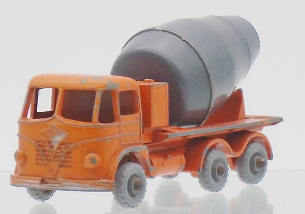 MATCHBOX 26B1 FODEN CEMENT MIXER (1 of 2)