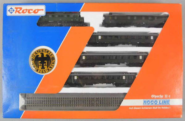 ROCO 43032 TRAIN SET: HO ga, 2-rail, loco w/4 coaches, w/displat track, orig box, C9.