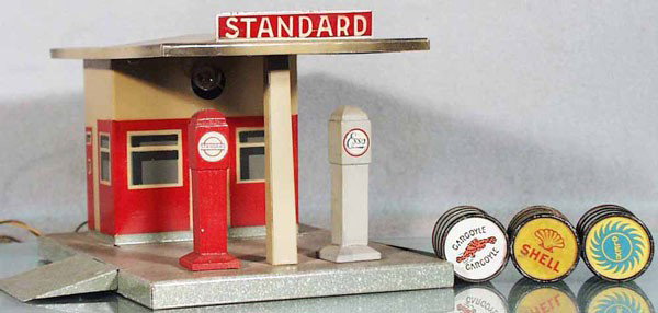 MARKLIN 2620 STANDARD GAS STATION: handpainted tin w/painted wood pumps, w/3 different oil drums, Shell drum has large oxidation spot, C7-8.