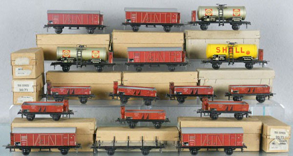 16 TRIX FREIGHT CARS: OO ga, 5 box cars, 3 tank cars, 7 gondolas, 1 stake car w/1 broken stake, 12 orig boxes only, minor wear, C6-8.