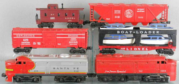 LIONEL TRAIN SET: O ga, 1055 Texas Special & 218 Santa Fe Alco diesels, 6470 explosives car, 2 aligning tabs broken, 6416 boat-loader, 2 boats have heat damage, lettering on 1 side of car only, 6736 D&M covered hopper,