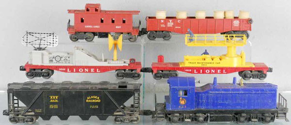 LIONEL TRAIN SET: O ga, 621 Jersey Central switcher, 6636 Alaska covered hopper, missing 1 hatch, 6812 track maintenance, 3540 radar car, 1 broken piece on antenna, missing man, 6462 gondola, 6017 caboose, C5-6.