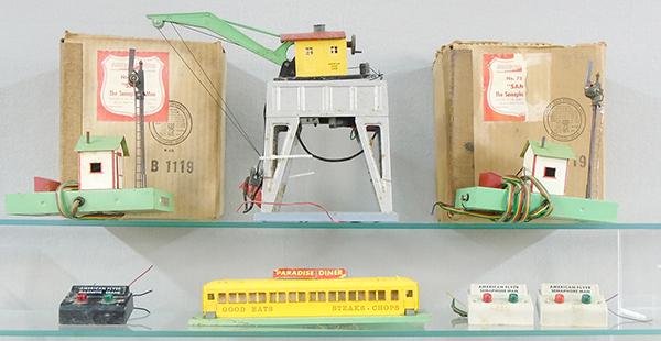 4 AMERICAN FLYER ACCESSORIES (1 of 2)