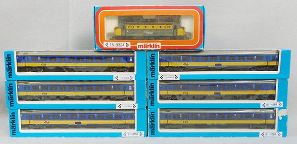 MARKLIN NORWEGIAN TRAIN SET: HO ga, 3324 loco w/3 #4164 coaches & 3 #4165 coaches, orig boxes & inserts minor wear, C7-8.