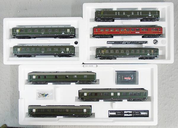 3 MARKLIN PASSENGER CAR SETS (1 of 2)