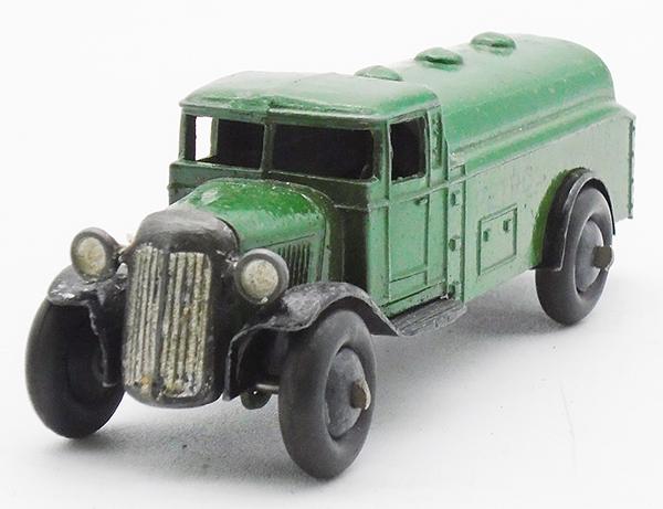 DINKY 25D PETROL TANKER (1 of 2)