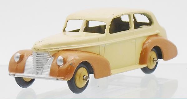 DINKY 39B OLDSMOBILE SEDAN (1 of 2)
