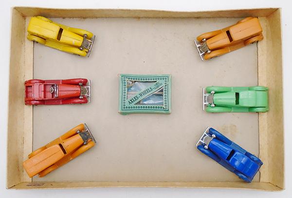 TOOTSIETOY PLAY TOY 551 AUTO BUILDER (1 of 2)