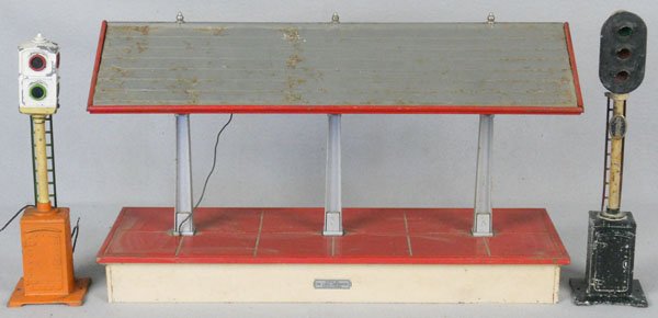 LIONEL ACCESSORIES: std ga, 78 train control signal, some die cast pops in top piece, 155 freight platform, surface oxidation spots on roof, 099 block signal, some surface oxidation & die cast fatiguing, C4.