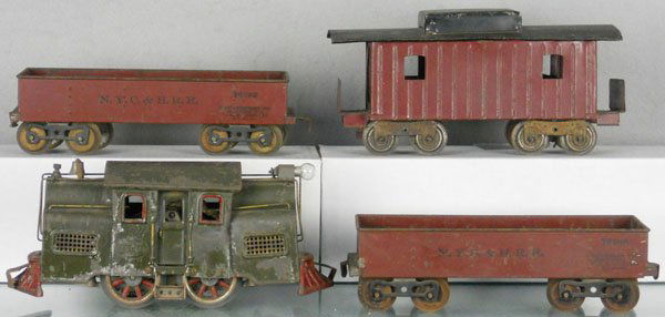 LIONEL TRAIN SET: std ga, 33 Corporation loco, 1 cab end pushed in, 2 #112 gondolas, 117 caboose, cupola replaced, lettering worn, all are Mfg, set is playworn, dirty & has some oxidation, C4-5.