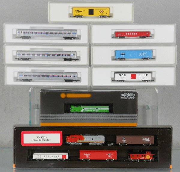 MARKLIN MINI-CLUB US TRAIN LOT: Z ga, 8002A Santa Fe set, orig set box & insert, 8860 & 8863 BN diesel locos, w/freight cars 8223, 8224, 8672, 8682, 2451A & passenger cars 8760 & 2 #8761 Amtrak cars, orig boxes & inserts, C9-10.