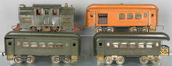 LIONEL TRAIN SET: std ga, 33 Corporation loco, rusty, 31 combine, 35 Pullman, 36 obsv, set is playworn, dirty & has some oxidation, C4-5.