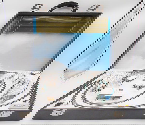 NOCH WINTER ALPINE BRIEF CASE SET (1 of 2)