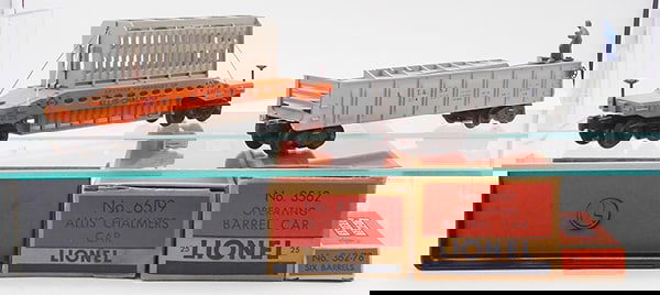 2 LIONEL FREIGHT CARS (1 of 2)