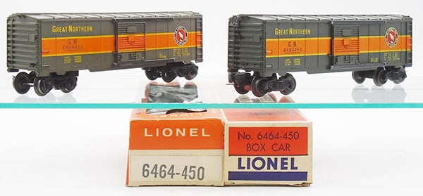 2 LIONEL 6464-450 GREAT NORTHERN BOX CARS: 0 ga, type 1 version, type 3 version, orig boxes minor wear, late orig box missing a tuck flap, C8-9.