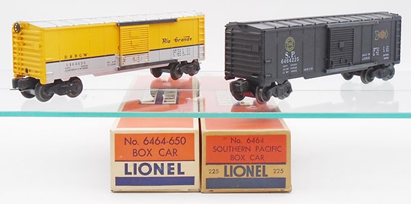 2 LIONEL BOX CARS (1 of 2)