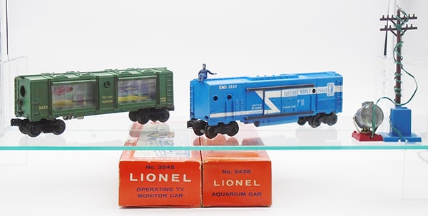 2 LIONEL FREIGHT CARS (1 of 2)