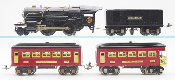 LIONEL TRAIN SET: 0 ga, 259E loco, die cast wheels exploding, 2689W tender, oxidation on top, 603 Pullman, 604 obsv, cars are red & black w/cream trim, C5-6.