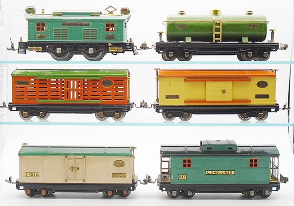 LIONEL TRAIN SET (1 of 2)