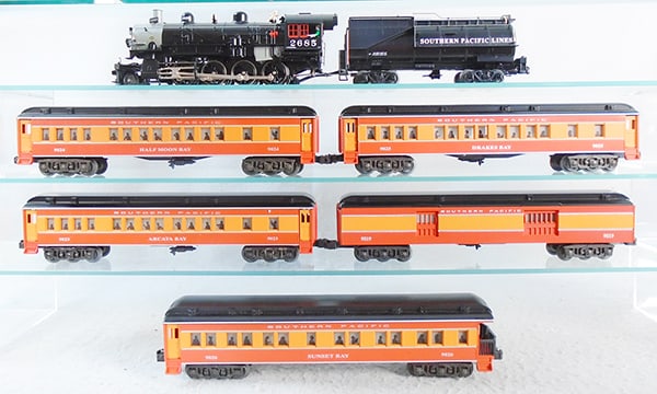 LIONEL SOUTHERN PACIFIC TRAIN SET (1 of 3)