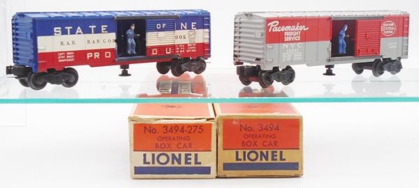 2 LIONEL OPERATING BOX CARS (1 of 2)