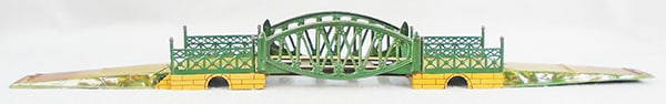 MARKLIN BRIDGE: 0 ga, handpainted tin, 41 in long, missing track & 4 street lamps, C6-7.