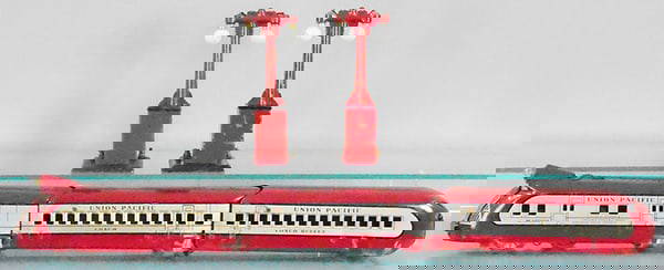 MARX UNION PACIFIC STREAMLINER: 0 ga, litho tin, M10000 electric loco, battery headlight, coach, coach buffet, maroon & silver, 2 #408 street lamps, 1 side of loco scratched up, C5-6.