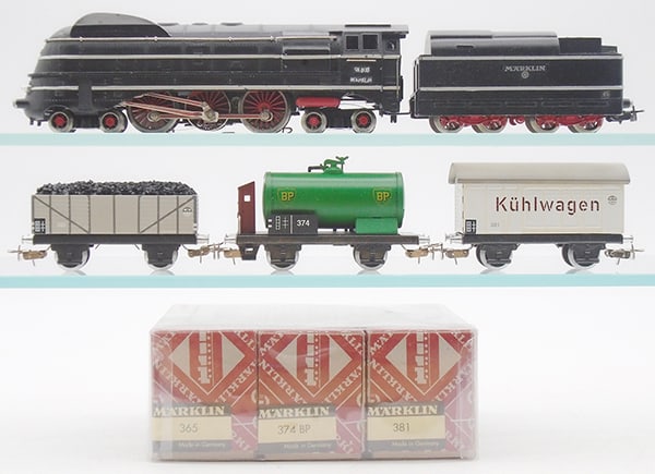 MARKLIN TRAIN SET: H0 ga, SK800 loco & tender, w/00100 3-car set, orig boxes, C7-9.