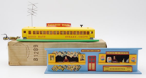 AMERICAN FLYER ACCESSORIES: S ga, HO253 Roadside Diner, orig box minor wear, 270 Newsstand, C8.