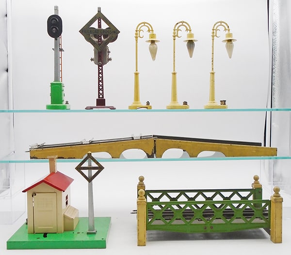 LIONEL ACCESSORIES (1 of 2)