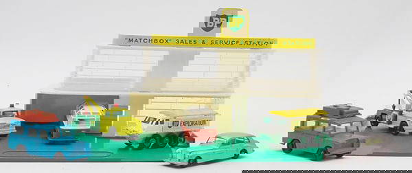 MATCHBOX SERVICE STATION LOT: MG1B2 Station, missing pumps & sign, 12C3, 13D4, 68B2, 61B1, 44B5, C6-7.