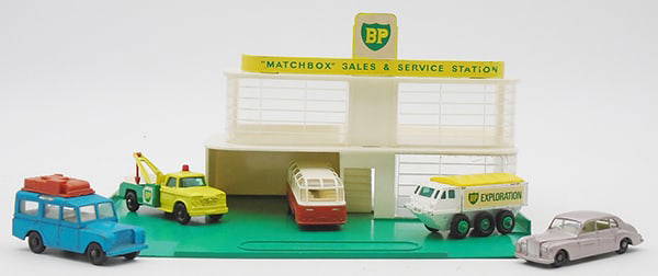 MATCHBOX SERVICE STATION LOT: MG1B2 Station, missing pumps & sign, 12C3, 13D4, 68B2, 61B1, 44B5, C6-7.