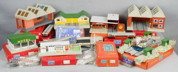 MINIC MOTORWAYS ACCESSORIES: 1813 Motel Restaurant, 1803 Bus Garage, 1814 Hotel, 1801 Filling Station, 1808 RR Freight Station, 1802 Service Bay, missing 1 small panel, RM921 RR connector, 2 #RM922 RR Cars, 1580 Ferry, small bag 